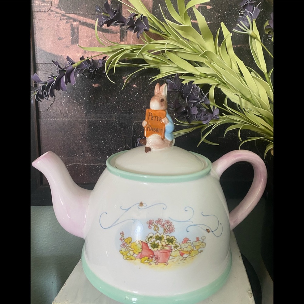 Just in time for Easter! Vintage Telefloral Beatrix Potter Peter Rabbit Teapot